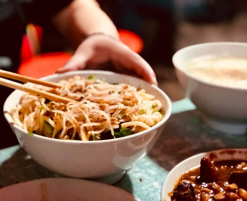 A bowl of noodles is reay for eat